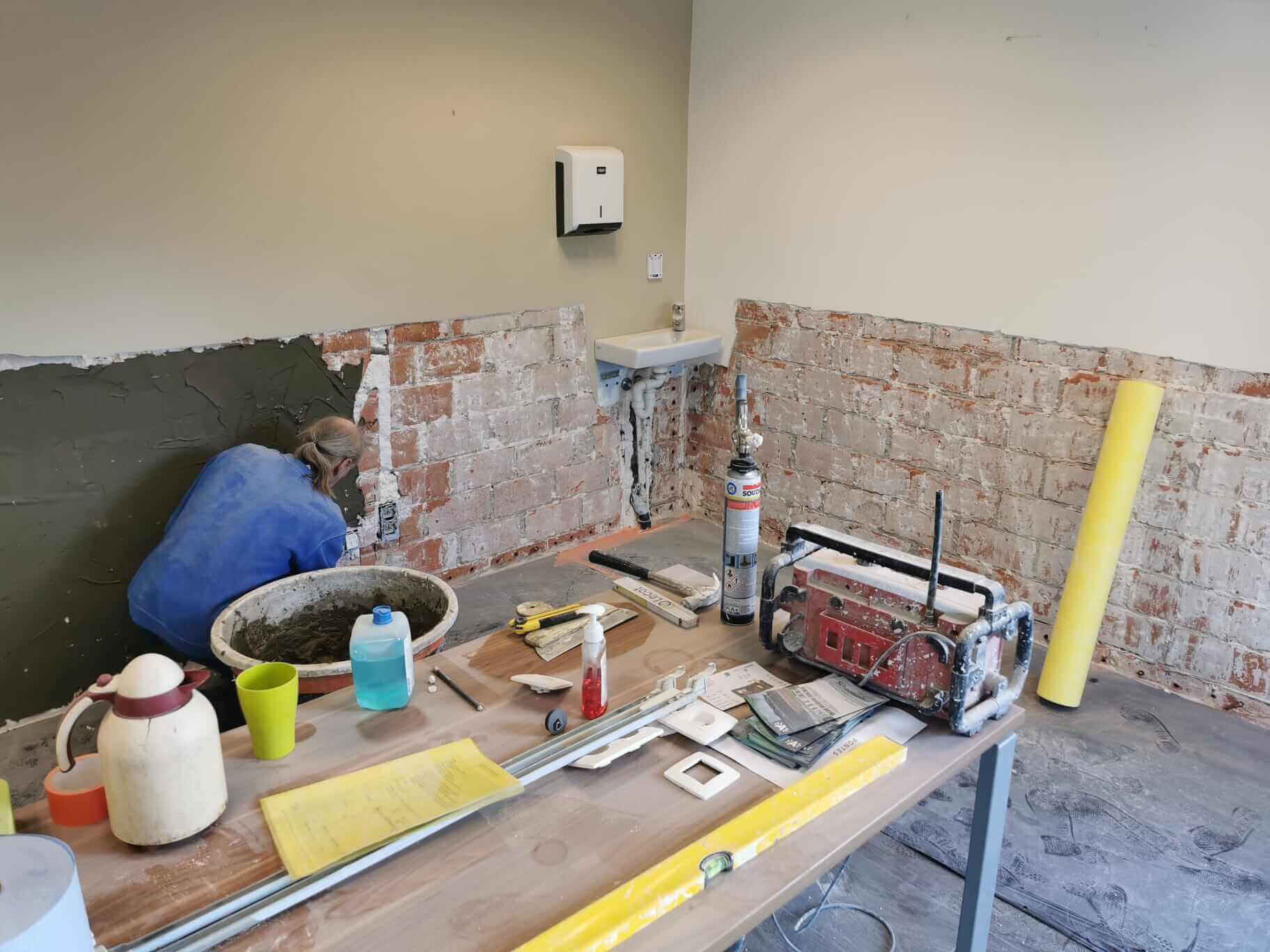 Opstijgend vocht onderaan een muur — voorbeeld van een vochtprobleem dat we berekenen